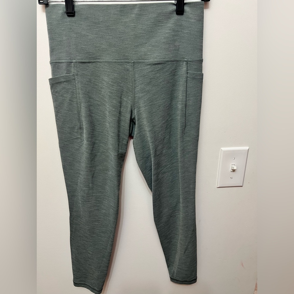 Women’s Athleta Salutation Stash Pocket II 7/8 Tight Leggings,Gray, size M